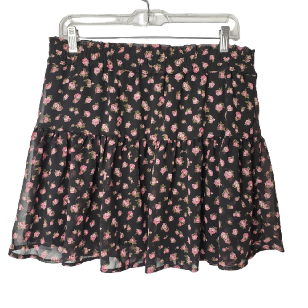 B Jewel ruffle short skirt.